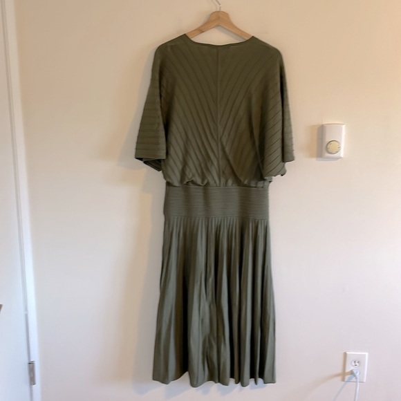 The Fold London Midi Pleated Dress Women’s Size Large Stretch Olive‎ Green - Picture 4 of 8